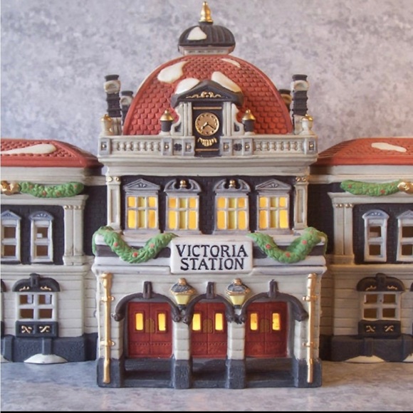 1989 Victorian Station by Dept 56 Dickens village series - Picture 2 of 10